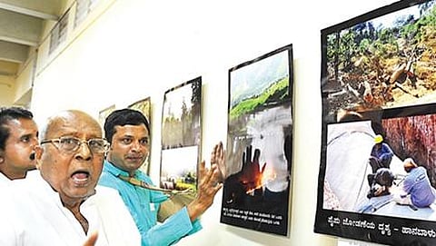 ಎತ್ತಿನಹೊಳೆ ಯೋಜನೆ ಕುರಿತು ನಗರದಲ್ಲಿ ನಡೆದ ಛಾಯಾಚಿತ್ರ ಪ್ರದರ್ಶನದಲ್ಲಿ ಫೋಟೋಗಳನ್ನು ನೋಡಿ ವಿರೋಧ ವ್ಯಕ್ತಪಡಿಸುತ್ತಿರುವ ಭಾರತೀಯ ರೈತ ಒಕ್ಕೂಟ ಪ್ರಧಾನ ಕಾರ್ಯದರ್ಶಿ ಪ್ರೊ.ನರಸಿಂಹ