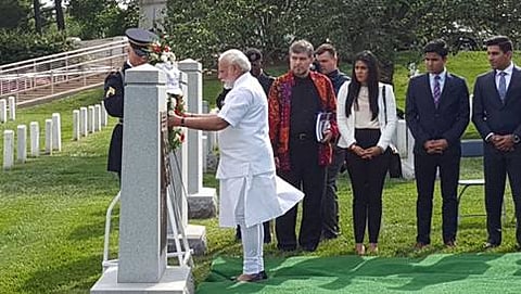 ಕಲ್ಪನಾ ಚಾವ್ಲಾ ಸಮಾಧಿಗೆ ಗೌರವ ಸಲ್ಲಿಸುತ್ತಿರುವ ಪ್ರಧಾನಿ
