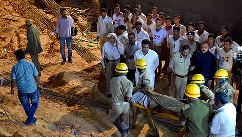 ಕೋರಮಂಗಲದಲ್ಲಿ ಕಟ್ಟಡ ನಿರ್ಮಾಣ ವೇಳೆ ಮಣ್ಣಿನಡಿ ಸಿಲುಕಿದ್ದ ಕಾರ್ಮಿಕರ ದೇಹವನ್ನು ಮೇಲೆತ್ತುತ್ತಿರುವ ಅಗ್ನಿಶಾಮಕ ಮತ್ತು ತುರ್ತು ಇಲಾಖೆ ಸಿಬ್ಬಂದಿ
