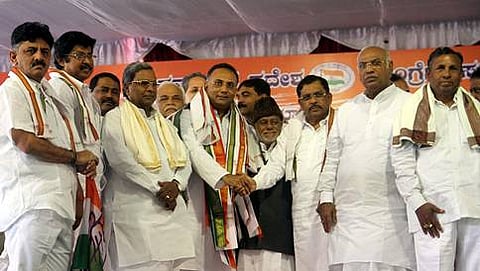 ಕಾರ್ಯಕ್ರಮದಲ್ಲಿ ಭಾಗವಹಿಸಿದ್ದ ಸಿಎಂ ಸಿದ್ದರಾಮಯ್ಯ ಮತ್ತು ಇತರ ಕಾಂಗ್ರೆಸ್ ನಾಯಕರು