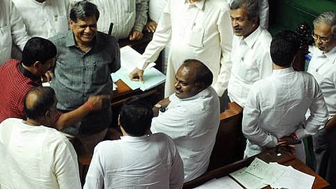 ಸದನದಲ್ಲಿ ಪ್ರತಿಪಕ್ಷಗಳ ಸದಸ್ಯರು