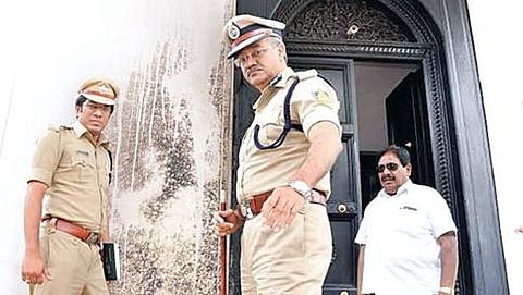 ಘಟನಾ ಸ್ಥಳ ಪರಿಶೀಲನೆ ನಡೆಸುತ್ತಿರುವ ಐಡಿಪಿ ಸೀಮಂತ್ ಕುಮಾರ್ ಸಿಂಗ್