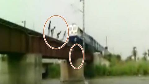 ನದಿಗೆ ಜಿಗಿಯುತ್ತಿರುವ ಮಕ್ಕಳ ಚಿತ್ರ