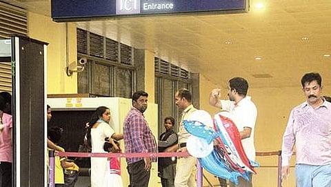 ಮೆಟ್ರೋ ನಿಲ್ದಾಣದಲ್ಲಿ ಬಲೂನ್ ಹಿಡಿದ ಪ್ರಯಾಣಿಕರು