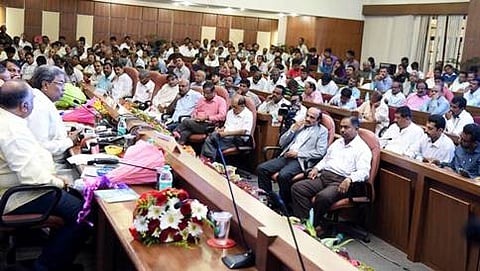 ಪತ್ರಕರ್ತರ ಸಂವಾದ ಕಾರ್ಯಕ್ರಮದಲ್ಲಿ ಮಾತನಾಡುತ್ತಿರುವ ಮುಖ್ಯಮಂತ್ರಿ ಸಿದ್ದರಾಮಯ್ಯ