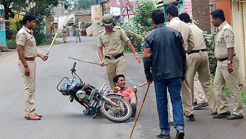 ಮಹದಾಯಿ ತೀರ್ಪು ವಿರೋಧಿಸಿ ಹುಬ್ಬಳ್ಳಿಯಲ್ಲಿ ನಡೆದ ಪ್ರತಿಭಟನೆ ವೇಳೆ ಪೊಲೀಸರ ಲಾಠಿ ಚಾರ್ಜ್