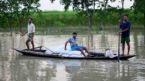 ಗುವಾಹತಿಯಲ್ಲಿ ಪ್ರವಾಹ ಪೀಡಿತ ಜನರ ರಕ್ಷಣೆ
