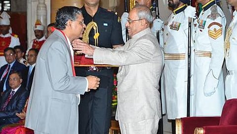 ಬೆಂಗಳೂರಿನ ಸಾಕ್ರ ವಲ್ರ್ಡ್ಆಸ್ಪತ್ರೆಯ ಪ್ರೋ ಡಾ ಸಿವಿ ಹರಿನಾರಾಯಣ್‍ ರವರಿಗೆ ಭಾರತದ ರಾಷ್ಟ್ರಪತಿ ಶ್ರೀ ಪ್ರಣಬ್ ಮುಖರ್ಜಿಯವರು ಬಿಸಿ ರಾಯ್ ರಾಷ್ಟ್ರ ಪ್ರಶಸ್ತಿಯನ್ನು ನೀಡಿದರು.