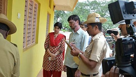 ಸವದತ್ತಿ ತಾಲೂಕಿನ ಮುರ್ಗುಡ್ ಗ್ರಾಮಕ್ಕೆ ಸಿಐಡಿ ವಿಭಾಗದ ಡಿಐಜಿ ಸೋನಿಯಾ ನಾರಂಗ್ ನೇತೃತ್ವದ ತಂಡ ಭೇಟಿ ನೀಡಿ ತನಿಖೆ ನಡೆಸುತ್ತಿರುವುದು.