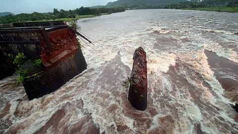 ಮುಂಬೈ-ಗೋವಾ ಹೆದ್ದಾರಿಯಲ್ಲಿ ರಾಯಗಢ ಜಿಲ್ಲೆಯಲ್ಲಿರುವ ಸಾವಿತ್ರಿ ನದಿಯಲ್ಲಿ ಪ್ರವಾಹಕ್ಕೆ ಕುಸಿದ ಮಹದ್-ಪೊಲದ್ಪುರ್ ಸೇತುವೆಯ ಉಳಿದ ಭಾಗದ ನೋಟ.