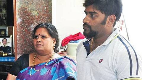 ಹುತಾತ್ಮ ಯೋಧ ನಿರಂಜನ್ ತಾಯಿ ಮತ್ತು ಸಂಬಂಧಿ