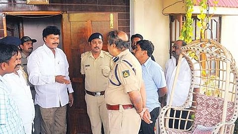 ಘಟನಾ ಸ್ಥಳದಲ್ಲಿ ತನಿಖೆ ನಡೆಸುತ್ತಿರುವ ಪೊಲೀಸರು