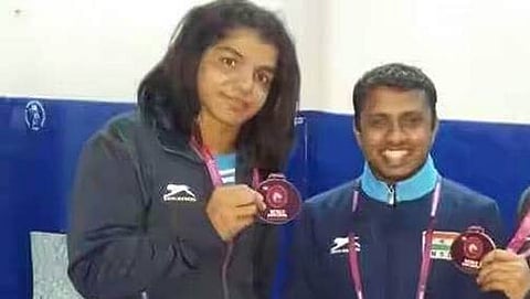 ಸಾಕ್ಷಿ ಮಲಿಕ್ ಜೊತೆ ಶ್ಯಾಮ್ ಬುಡ್ಕಿ(ಮಧ್ಯದಲ್ಲಿರುವವರು)