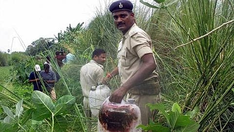 ಅಕ್ರಮವಾಗಿ ಅಡಗಿಸಿಟ್ಟ ಸಾರಾಯಿಯನ್ನು ವಶಪಡಿಸಿಕೊಂಡ ಪೊಲೀಸರು
