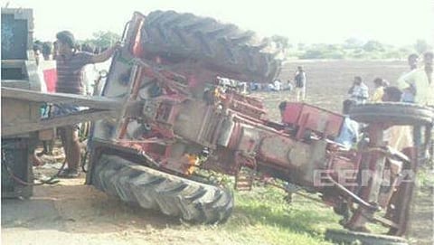 ಪಲ್ಟಿಯಾದ ಟ್ರ್ಯಾಕ್ಟರ್