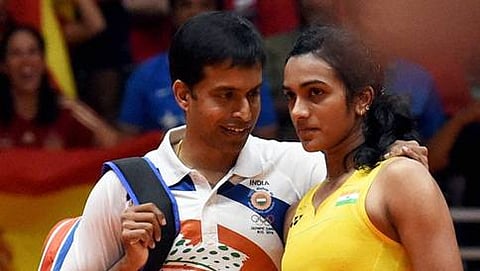 ಅಂತಿಮ ಪಂದ್ಯದಲ್ಲಿ ಸೋತಾಗ ಪಿ.ವಿ.ಸಿಂಧು ಅವರನ್ನು ಸಂತೈಸುತ್ತಿರುವ ಕೋಚ್ ಪುಲ್ಲೇಲ ಗೋಪಿಚಂದ್