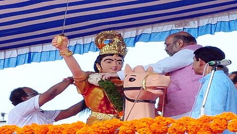 ಮಂಗಳೂರಿನಲ್ಲಿ ರಾಣಿ ಅಬ್ಬಕ್ಕ ದೇವಿಯ ಪ್ರತಿಮೆಗೆ ಮಾಲಾರ್ಪಣೆ ಮಾಡಿದ ಬಿಜೆಪಿ ರಾಷ್ಟ್ರಾಧ್ಯಕ್ಷ ಅಮಿತ್ ಶಾ