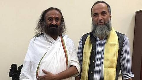 ಧಾರ್ಮಿಕ ಗುರು ರವಿಶಂಕರ ಗುರೂಜಿಯನ್ನು ಭೇಟಿ ಮಾಡಿದ ಬುರ್ಹಾನ್ ವಾನಿಯ ತಂದೆ ಮುಜಾಫರ್ ವಾನಿ(ಫೋಟೋ ಕೃಪೆ-ರವಿಶಂಕರ ಗುರೂಜಿಯವರ ಟ್ವಿಟ್ಟರ್ ಖಾತೆ)