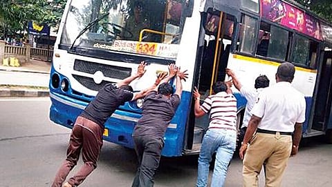 ಬೊಮ್ಮನಹಳ್ಳಿ ಜಂಕ್ಷನ್ ಬಳಿ ಕೆಟ್ಟುಹೋಗಿ ನಿಂತ ಬಸ್ಸನ್ನು ಪಕ್ಕಕ್ಕೆ ನಿಲ್ಲಿಸಲು ಪ್ರಯಾಣಿಕರು ಸಹಾಯ ಮಾಡುತ್ತಿರುವುದು.