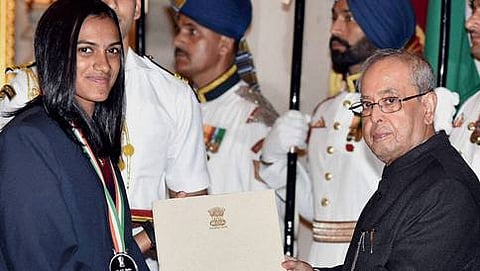 ರಾಷ್ಟ್ರಪತಿಗಳಿಂದ ಪ್ರಶಸ್ತಿ ಸ್ವೀಕರಿಸುತ್ತಿರುವ ಸಿಂಧು