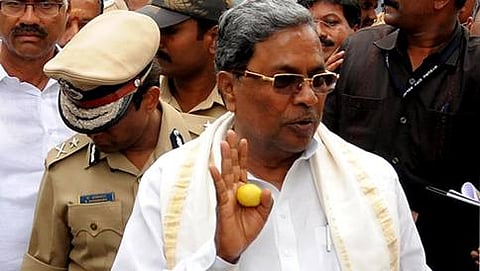 ಮೈಸೂರಿನಲ್ಲಿ ಮಂಗಳವಾರ ನಡೆದ ಜನತಾ ದರ್ಶನದ ವೇಳೆ ಮುಖ್ಯಮಂತ್ರಿ ಸಿದ್ದರಾಮಯ್ಯ ಅವರು ಕೈಯಲ್ಲಿ ಹಿಡಿದಿದ್ದು, ಎಲ್ಲರ ಅಚ್ಚರಿಗೆ ಕಾರಣವಾಯಿತು. ಸಿಎಂಗೆ ಉಗುರು ಸುತ್ತು ಆಗಿದೆ. ಹೀಗಾಗ