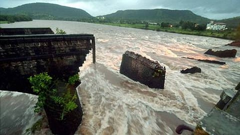 ಮುಂಬೈ-ಗೋವಾ ಹೆದ್ದಾರಿ ಮೇಲ್ಸೇತುವೆ ಕುಸಿತ