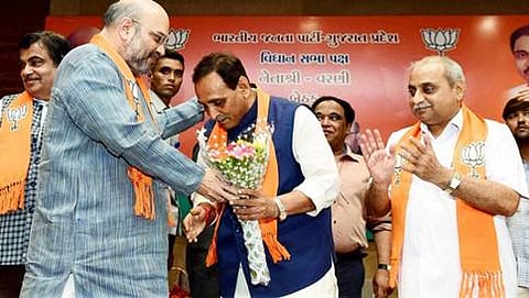 ವಿಜಯ್ ರೂಪಾನಿಯನ್ನು ಅಭಿನಂದಿಸುತ್ತಿರುವ ಬಿಜೆಪಿ ಅಧ್ಯಕ್ಷ ಅಮಿತ್ ಶಾ