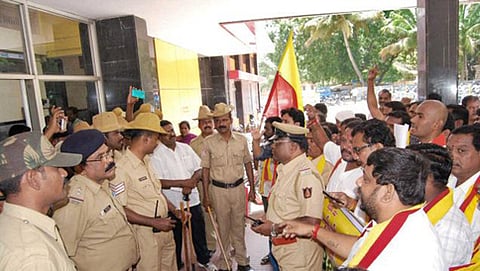 ಮಂಡ್ಯದಲ್ಲಿ ರೈಲ್ ರೋಕೋ ಚಳವಳಿ (ಸಂಗ್ರಹ ಚಿತ್ರ)
