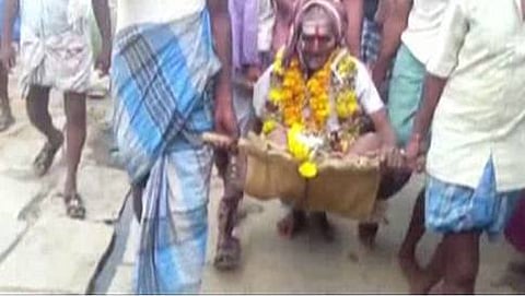 ಜೀವಂತ ವ್ಯಕ್ತಿಯ ಶವಯಾತ್ರೆ
