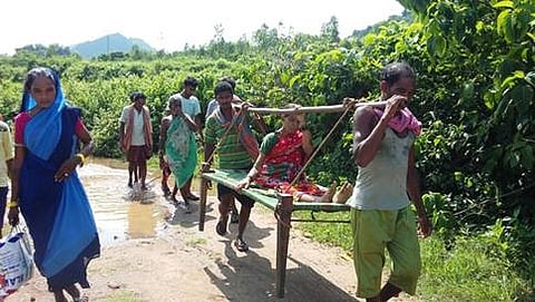 ಹೆರಿಗೆ ನೋವು ಕಾಣಿಸಿಕೊಂಡಾಗ ಧನೇಯಳನ್ನು ಮಂಚದಲ್ಲಿ ಕೂರಿಸಿಕೊಂಡು ಆಸ್ಪತ್ರೆಗೆ ಕರೆದೊಯ್ಯುತ್ತಿರುವುದು.