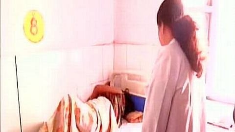 ಆಸ್ಪತ್ರೆಯಲ್ಲಿ ಚಿಕಿತ್ಸೆ ಪಡೆಯುತ್ತಿರುವ ಮಹಿಳೆ