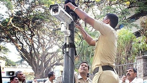 ನಗರದಲ್ಲಿ ಹಬ್ಬದ ಆಚರಣೆ ಹಿನ್ನೆಲೆಯಲ್ಲಿ ಪ್ರಮುಖ ಸ್ಥಳಗಳಲ್ಲಿ ಸಿಸಿಟಿವಿ ಕ್ಯಾಮರಾ ಅಳವಡಿಸಿರುವುದನ್ನು ಪೊಲೀಸರು ತಪಾಸಣೆ ನಡೆಸುತ್ತಿರುವುದು.