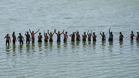 ಕಾವೇರಿ ನದಿಯಲ್ಲಿ ತಮಿಳು ರೈತರ ಪ್ರತಿಭಟನೆ