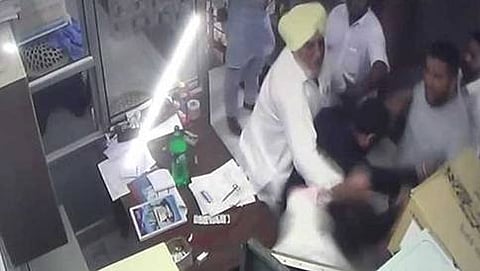 ಹಲ್ಲೆ ನಡೆಸುತ್ತಿರುವ ಅಕಾಲಿ ದಳ ನಾಯಕ