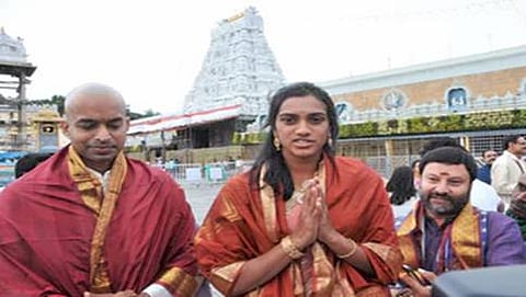 ತಿರುಪತಿ ಸನ್ನಿಧಾನದಲ್ಲಿ ಪಿ.ವಿ.ಸಿಂಧು ಹಾಗೂ ಅವರ ಕೋಚ್ ಪುಲ್ಲೇಲ ಗೋಪಿಚಂದ್