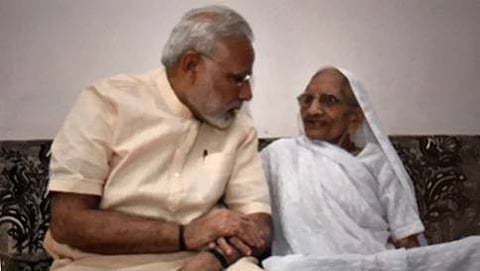 ತಮ್ಮ ತಾಯಿ ಹೀರಾ ಬೆನ್ ರೊಂದಿಗೆ ಸಮಯ ಕಳೆದ ಪ್ರಧಾನಿ ಮೋದಿ