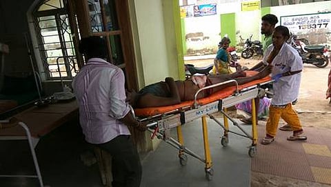 ಗಾಯಾಳುವನ್ನು ಆಸ್ಪತ್ರೆಗೆ ದಾಖಲಿಸುತ್ತಿರುವುದು