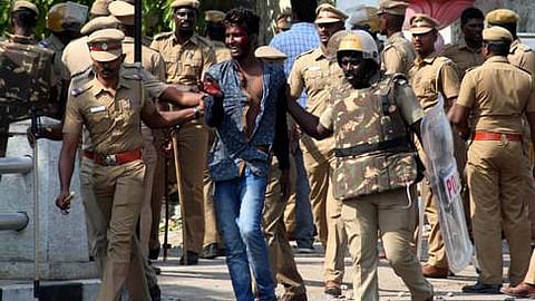 ಜಲ್ಲಿಕಟ್ಟು ಪ್ರತಿಭಟನಾಕಾರನನ್ನು ಎಳೆದೊಯ್ಯುತ್ತಿರುವ ತಮಿಳುನಾಡು ಪೊಲೀಸರು