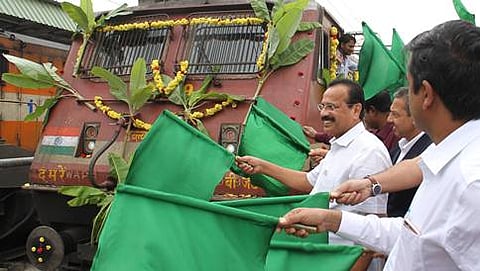 ರೈಲಿಗೆ ಚಾಲನೆ ನೀಡುತ್ತಿರುವ ಡಿವಿ ಸದಾನಂದಗೌಡ