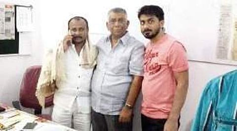 ಆಪಾದಿತರಲ್ಲಿ ಇಬ್ಬರಾದ ಮೊಹಮದ್ ಸಮೀರ್ (ಬಲ) ಮತ್ತು ಅಕ್ತರ್ ಅಹ್ಮದ್ (ನಡುವೆ)