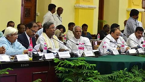 ಸಭೆಯಲ್ಲಿ ಮುಖ್ಯಮಂತ್ರಿ ಸಿದ್ದರಾಮಯ್ಯ ಮತ್ತು ಇತರ ಸಚಿವರು