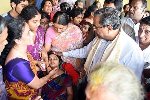 ಮೊನ್ನೆ ಶುಕ್ರವಾರದ ಮಳೆಗೆ ಚರಂಡಿ ನೀರಿನಲ್ಲಿ ಕೊಚ್ಚಿಹೋದ ಅರ್ಚಕ ವಾಸುದೇವ ಭಟ್ ಅವರ ಪತ್ನಿಯನ್ನು ಸಮಾಧಾನಪಡಿಸುತ್ತಿರುವ ಮುಖ್ಯಮಂತ್ರಿ ಸಿದ್ದರಾಮಯ್ಯ