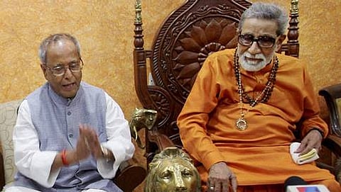 2012ರಲ್ಲಿ ರಾಷ್ಟ್ರಪತಿ ಚುನಾವಣೆ ಸಂದರ್ಭದಲ್ಲಿ ಬಾಳಾ ಠಾಕ್ರೆಯವರೊಂದಿಗೆ ಪ್ರಣಬ್ ಮುಖರ್ಜಿ (ಪಿಟಿಐ ಸಂಗ್ರಹ ಚಿತ್ರ)