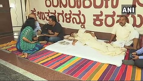 ಉಪವಾಸ ಸತ್ಯಾಗ್ರಹ ನಡೆಯುತ್ತಿರುವ ಸ್ಥಳದಲ್ಲಿ ನಟ  ಪ್ರಕಾಶ್ ರೈ. ಹಿರಿಯ ರಂಗಕರ್ಮಿ ಪ್ರಸನ್ನ ಕೂಡ ಇದ್ದಾರೆ.