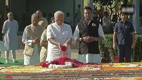 ಪ್ರಧಾನಮಂತ್ರಿ ನರೇಂದ್ರ ಮೋದಿ ಅವರು ಬಾಪೂ ಹಾಗೂ ಶಾಸ್ತ್ರಿಯವರ ಸ್ಮಾರಕಕ್ಕೆ ಸೋಮವಾರ ಪುಷ್ಪನಮನ ಸಲ್ಲಿಸಿದರು.