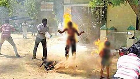 ಮೀಟರ್ ಬಡ್ಡಿ ಕಿರುಕುಳ: ಡಿಸಿ ಕಚೇರಿ ಎದುರೇ ಆತ್ಮಹತ್ಯೆ ಮಾಡಿಕೊಂಡ ಕುಟುಂಬ