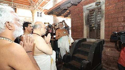 ರಾಜರಾಜೇಶ್ವರ ದೇಗುಲದಲ್ಲಿ ಅಮಿತ್‌ ಷಾ ಪ್ರಾರ್ಥನೆ ಸಲ್ಲಿಸುತ್ತಿರುವುದು