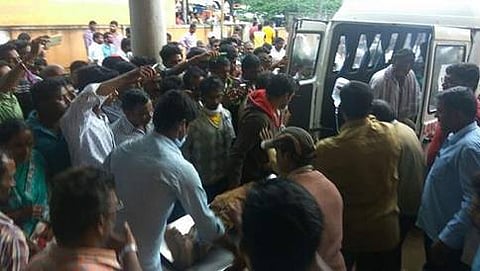 ಗಾಯಾಳುಗಳನ್ನು ಪಿರಿಯಾಪಟ್ಟಣ ಸರ್ಕಾರಿ ಆಸ್ಪತ್ರೆಗೆ ದಾಖಲಿಸುತ್ತಿರುವುದು
