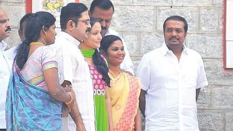 ಜೈಲಿನ ಹೊರಗೆ ಕಾಯುತ್ತಿರುವ ಶಶಿಕಲಾ ಸಂಬಂಧಿಕರು