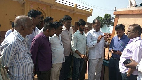 ಅಧಿಕಾರಿಗಳೊಂದಿಗೆ ಗ್ರಾಮಸ್ಥರು